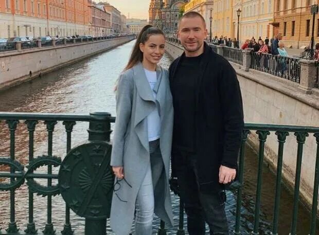 О́лег винник и его новая девушка фото. Олег винник бизнесмен и алекс. Винник бизнесмен из питера. Олег винник синайский вдовец. Олег винник семья.