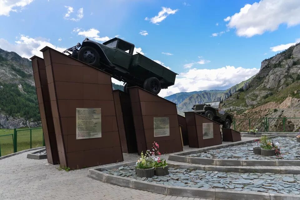 Памятник кольке снегиреву алтай. Чуйский тракт памятник кольке снегиреву на алтае. Чуйский тракт памятник кольке снегирёву. Чуйский тракт памятник кольке снегиреву на алтае. Памятник кольке снегиреву.