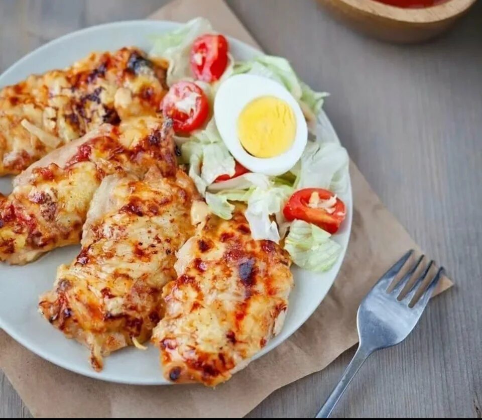 Что приготовить на обед из куриного филе. Куриная грудка с сыром. куриное филе с сыром. курица с сыром в духовке. куриная грудка под сыром.