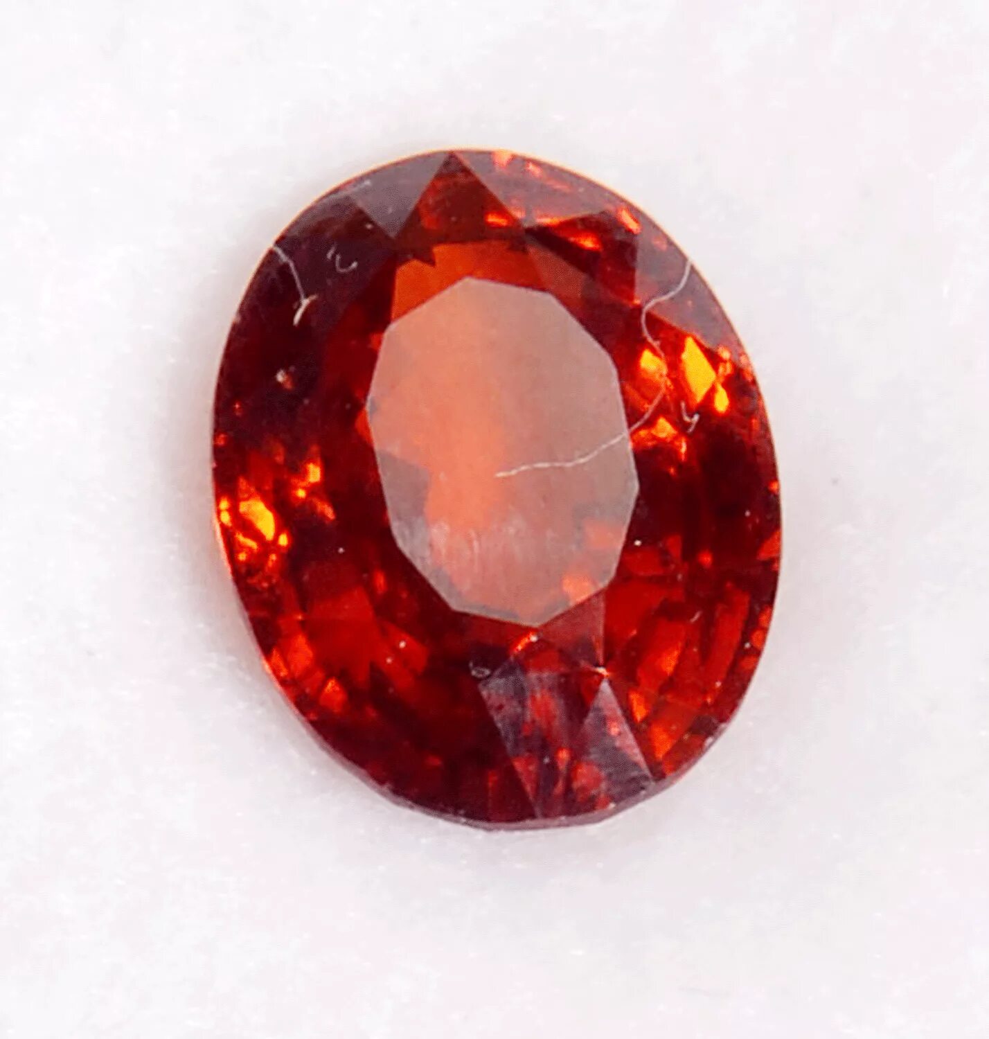 Кристаллы альмандина. Пироп камень и альмандин. Гранат самоцвет кристалл. Карбункул гранат. Гранат пироп камень.