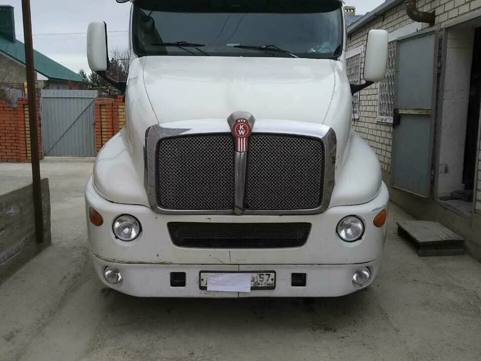 Купить т 2000. Кенворт т2000. Белый Кенворд т2000. Kenworth t2000 белый. Решетка капота Кенворт т2000.