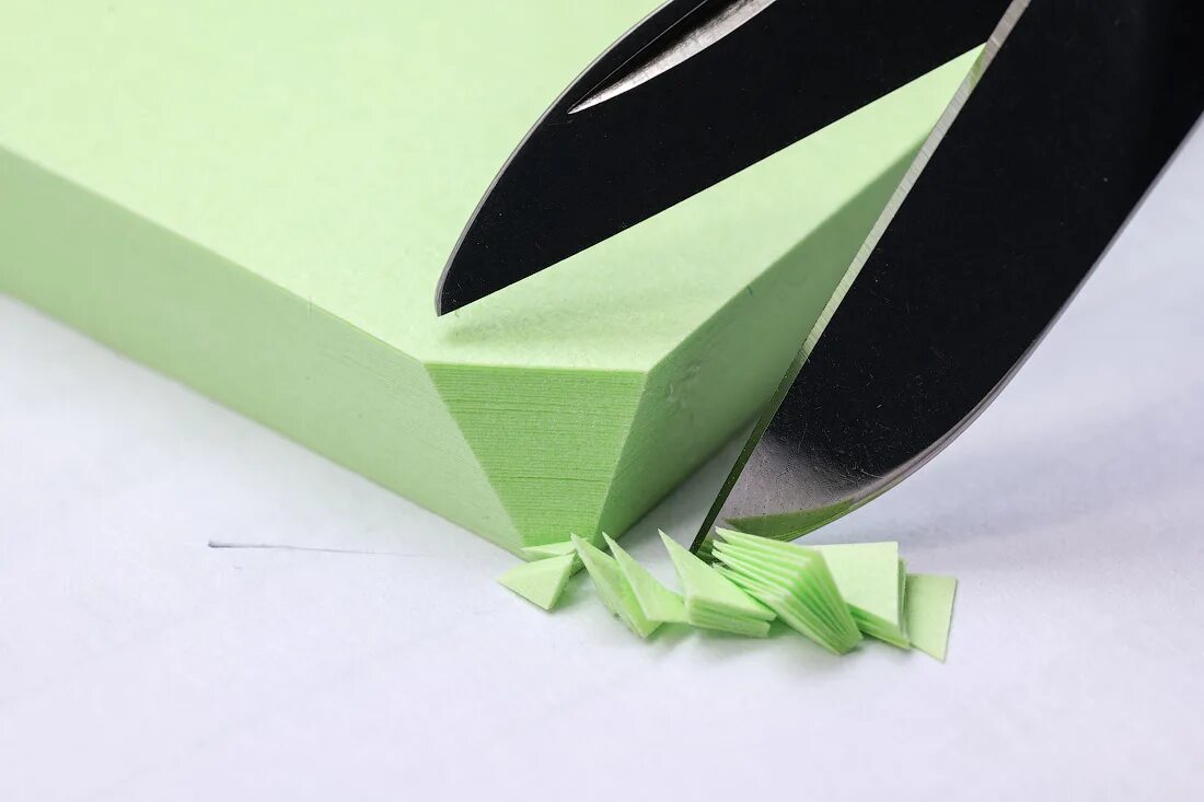 ножницы из бумаги. ножницы оригами на белом. поделки без клея и ножниц. оригами ножницы. ножницы из оригами.