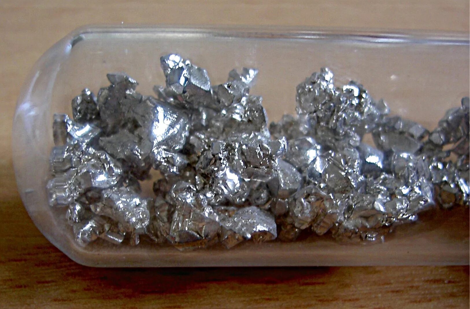 Кальций металл химия. Кальций/Calcium (CA). Минералы скандия. Кальций чистый металл.