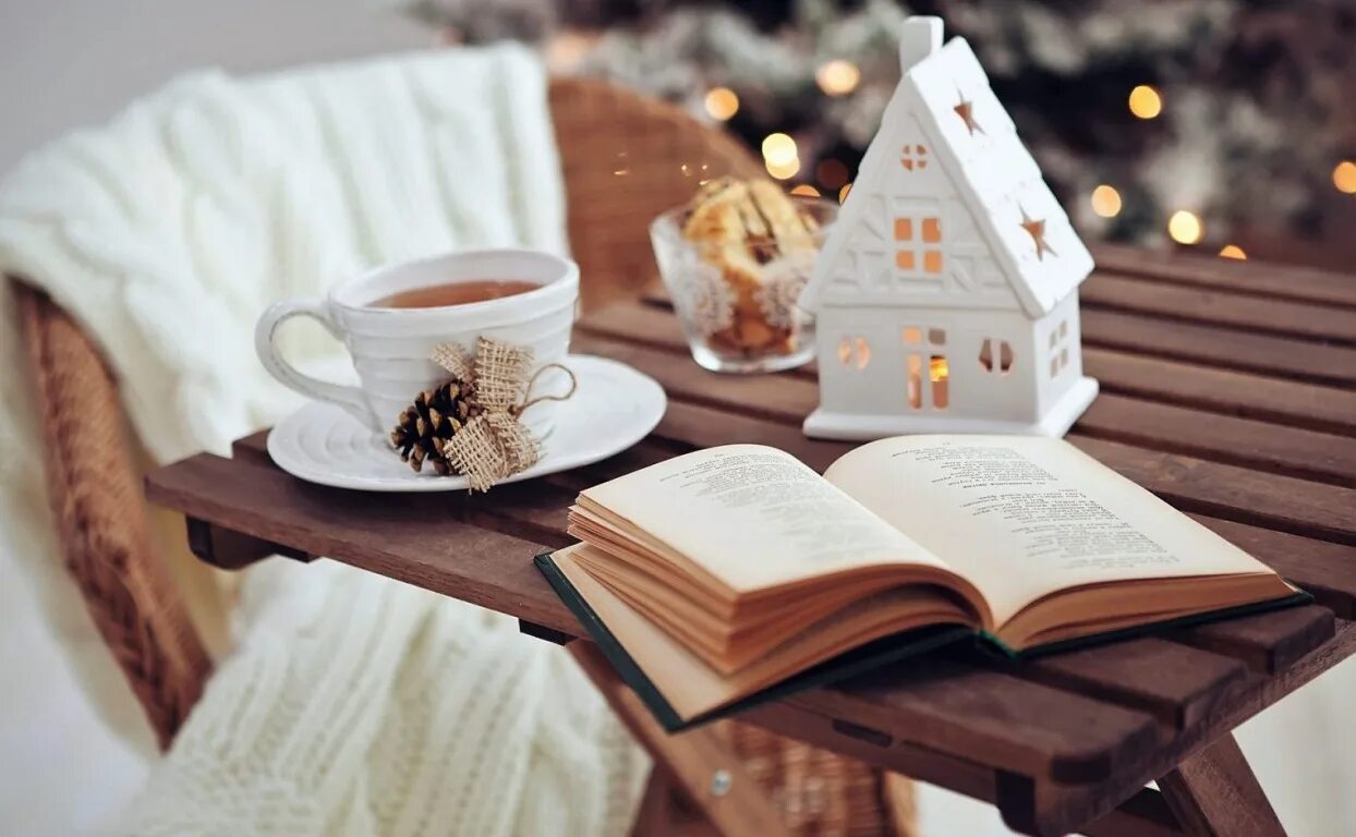 Новогодние подарки сувениры. New year book. Новый год книги. Елка книга. Книга лучший подарок.