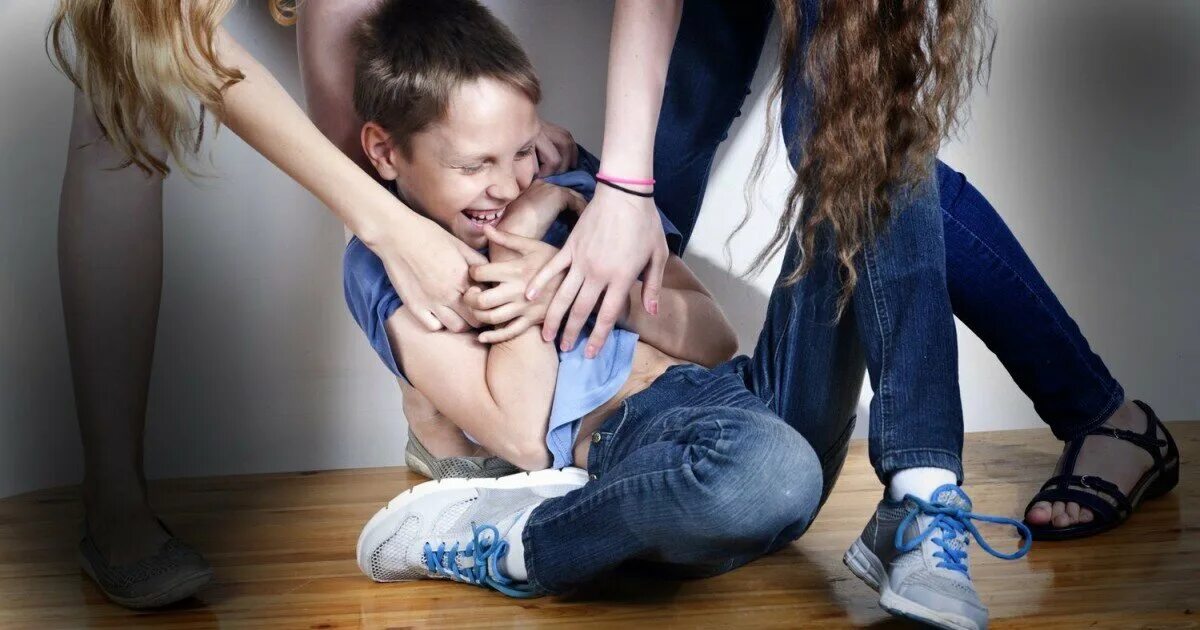 Кристен стюарт feet tickle. Щекотно трогают. Щекотка девушки. Щекотать картинки. Щекотка маленьких детей.