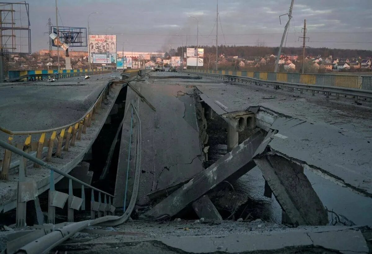 Почему отошли от киева в 2022. Взорванный мост под Киевом 2022. Разрушенный мост. Сломанный мост. Разрушенные мосты на Украине.