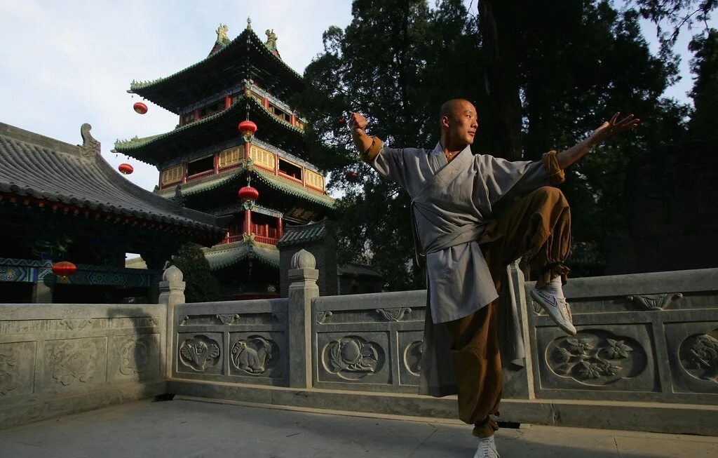 Shaolin temple. Кунг-фу монастырь Шаолинь. Монастырь Шаолинь монахи. Шаолинь (провинция Хэнань). Храм Шаолинь Сяолун.