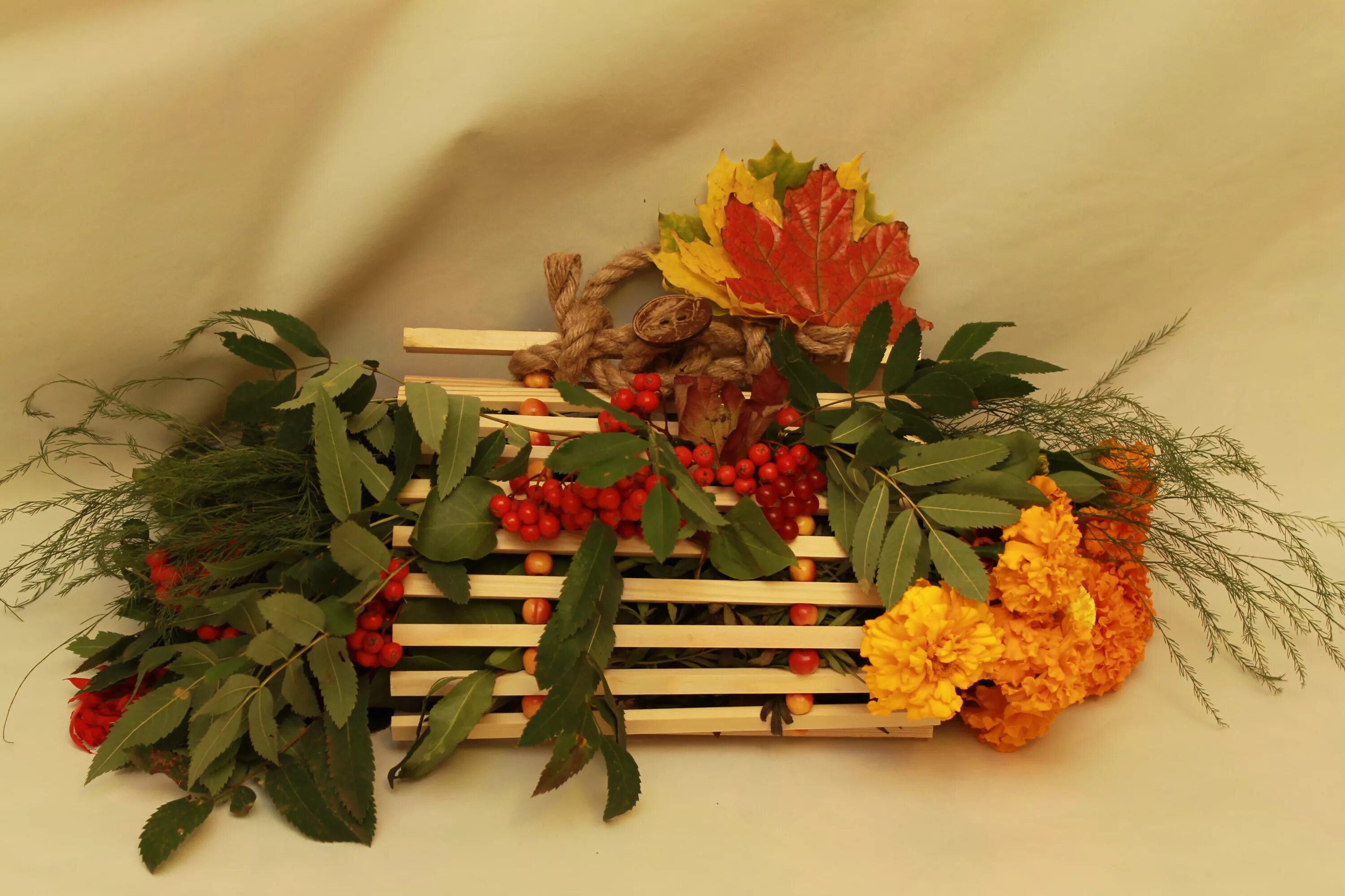 продлись очарованье лета. осенний букет. осенний букет в корзине. поделка дары природы. рудбекия золотой шар в букете.