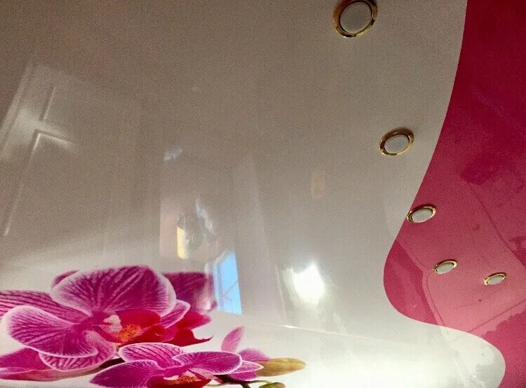 натяжные потолки. натяжные потолки для зала. завитки на потолке. натяжной потолок с рамкой. красивые натяжные потолки.