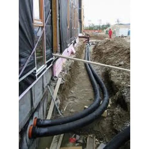 Утеплитель для труб пнд 32 под землей. Труба пнд 32 для прокладки кабеля в земле. Укладка теплотрассы упонор в землю. Трубы отопления под землей. Труба пнд в утеплителе водопроводная.