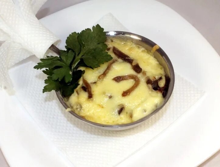 жюльен с курицей и грибами в духовке. жульен куриный с грибами. жульен с креветками. жюльен из курицы с грибами. кокот с грибами.