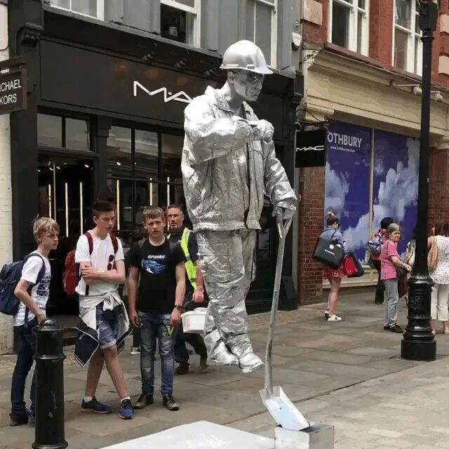 Силвеш. Статуя человека. Уличные живые статуи. Статуи живые люди. Живые скульптуры.