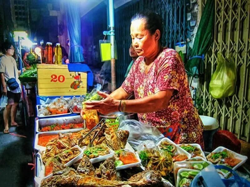 Thai streets. Бангкок стрит фуд. Уличная еда Тайланд. Бангкок уличная еда. Тайская уличная еда.