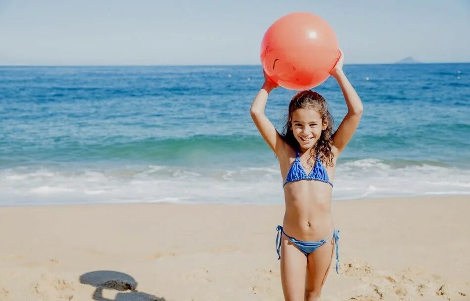 Девочка на пляже 8. Лето пляж дети. Девочка на пляже 8. Дети на море. Маленькие девушки на пляже.