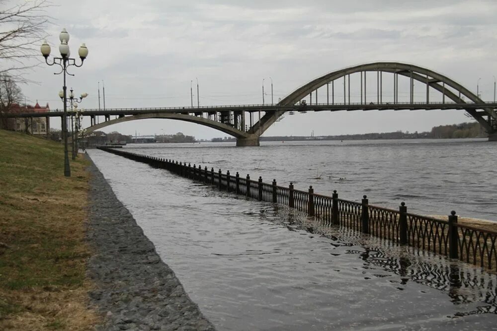 Почему вода рыбинск. Набережная волги рыбинск. рыбинское водохранилище набережная. рыбинск река. гэс рыбинск.