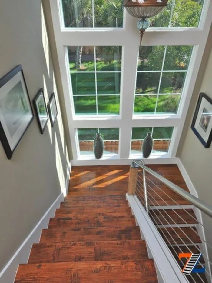 Окно на лестничной площадке. Окно на лестничном марше. Окно на лестнице в частном. Окно в лестничном пролете в частном доме. Окно на лестнице.