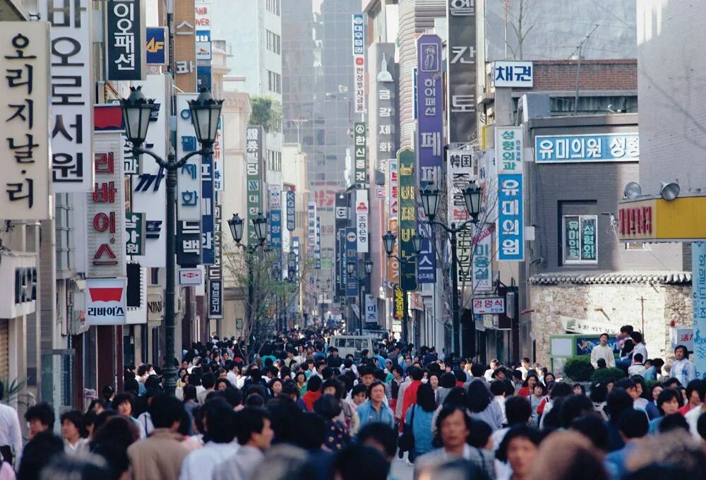 Южная корея корейцы на улице сеул. Сколько населения в корее. Сколько населения в корее. Южная корея. Население южной кореи 2022.