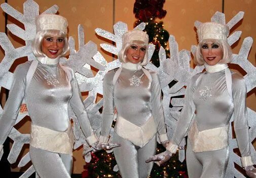 Костюм снежинки для мальчика. Костюм снежинки для девушки. Наряд снежинки женский. Человек в костюме снежинки. Костюм жирной снежинки.