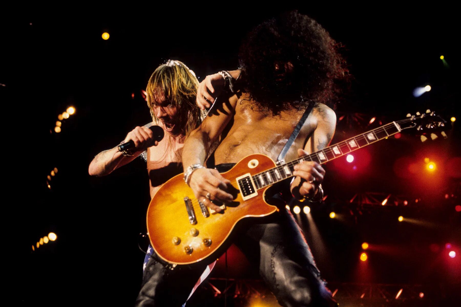 Guns n roses. Guns n roses сейчас. Рок сцена фон. Guns n roses. Guns n roses 2024.