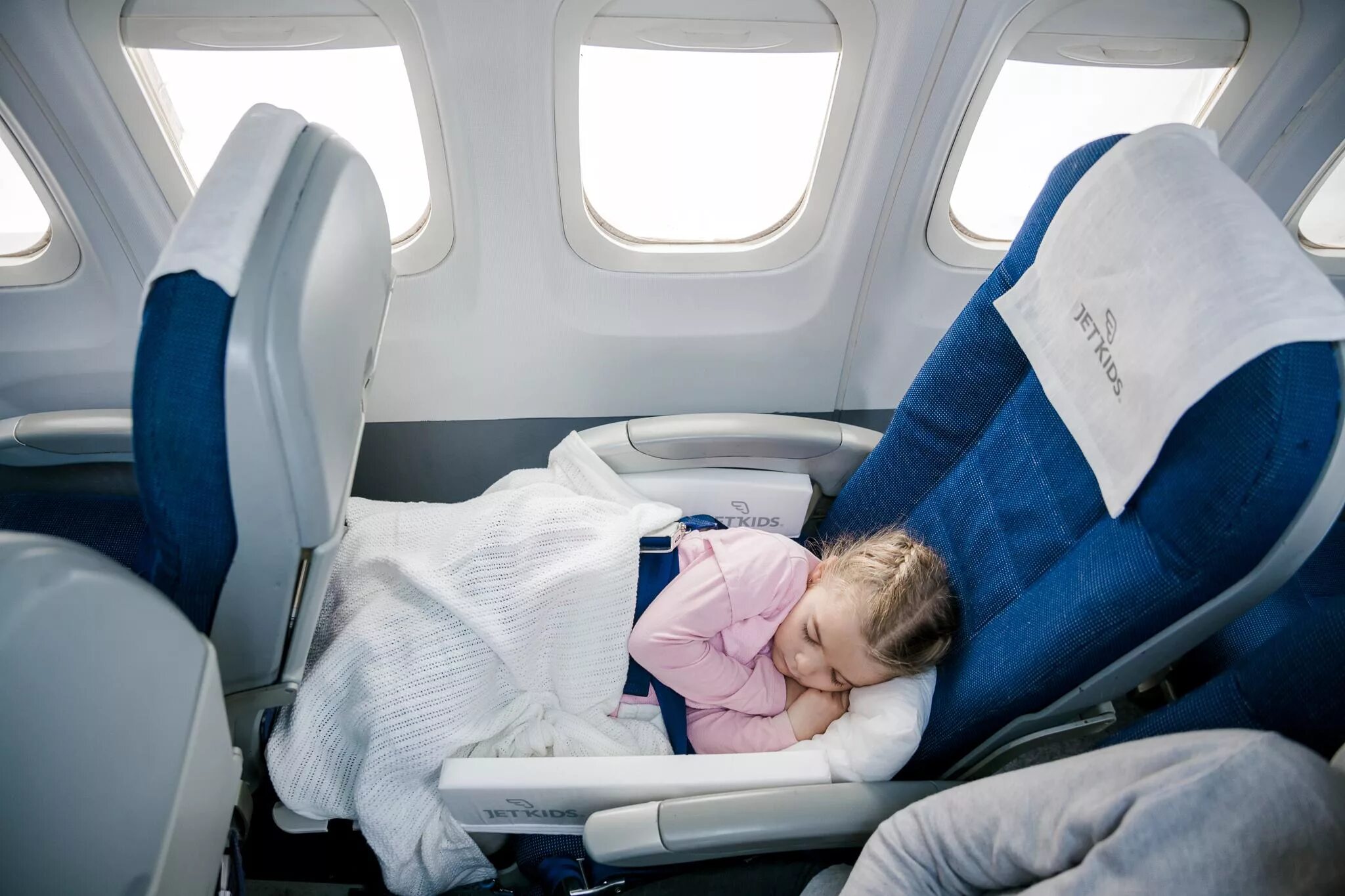 Игрушки можно в самолет. Flydubai люлька для новорожденных. S7 люлька для новорожденных в самолете. Люлька в самолете для ребенка Аэрофлот. Люлька в самолете для ребенка s7.