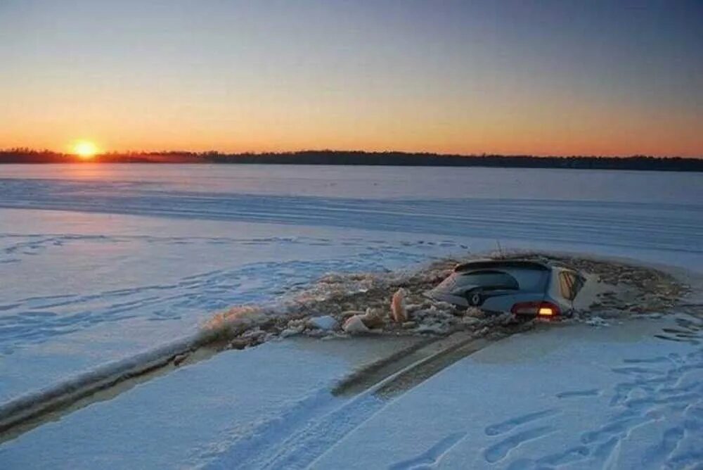 Можно на машине на лед. Машина во льду. Машина ушла под лед. Машина провалилась под лед. Волга зимой.