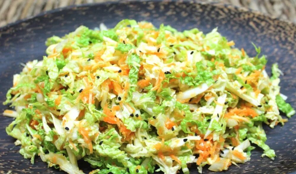 Пекинскую капуста салат какой. Салат из пекинки. салат из пекинской капусты и моркови. салат с пекинской капустой и морковью. пекинский салат.