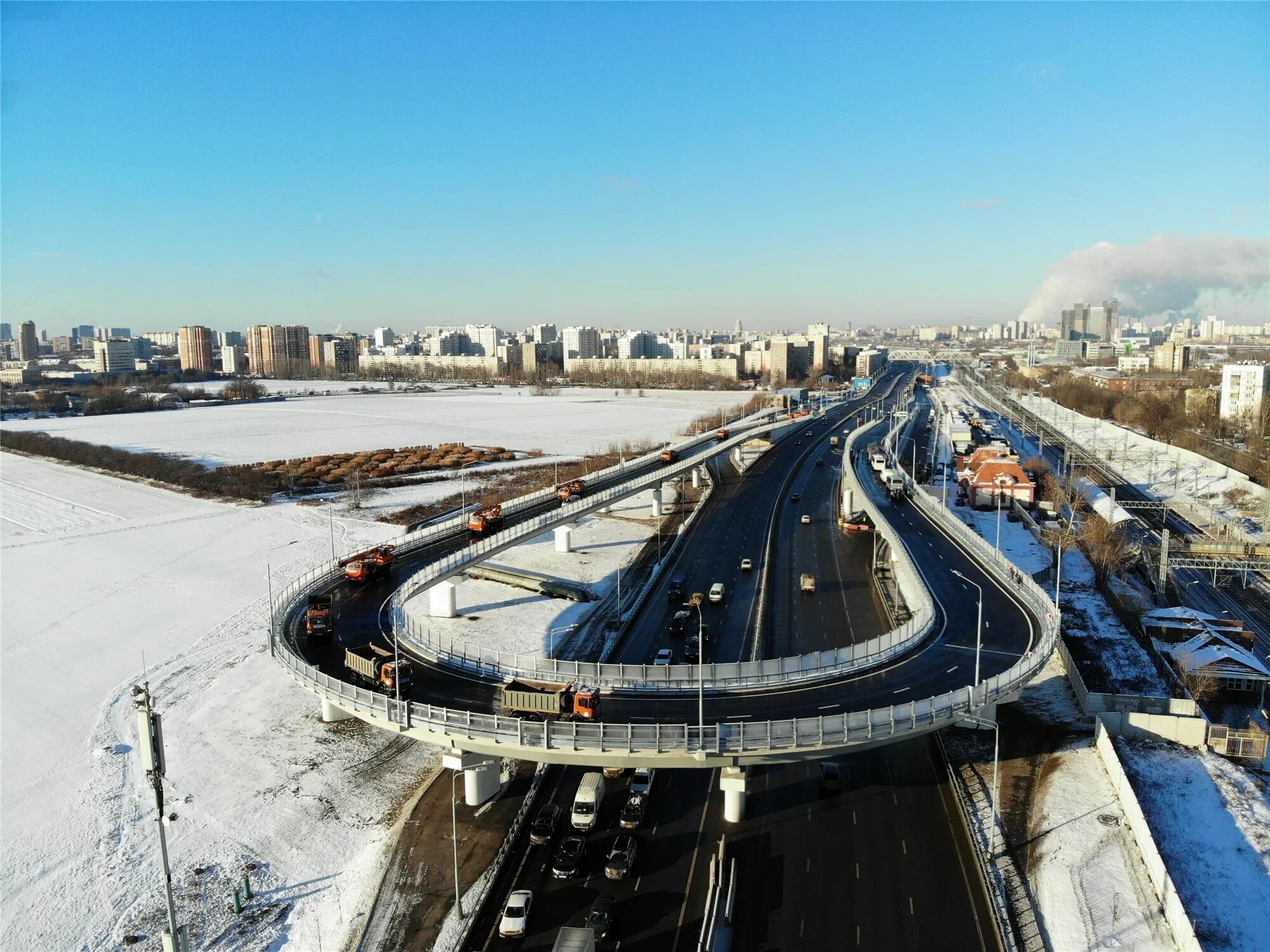 Строительство современных дорог. Северо Восточная хорда мост Москва. Разворотная эстакада Москва. Эстакада смотровая Измайлово. Мост магистраль эстакада.