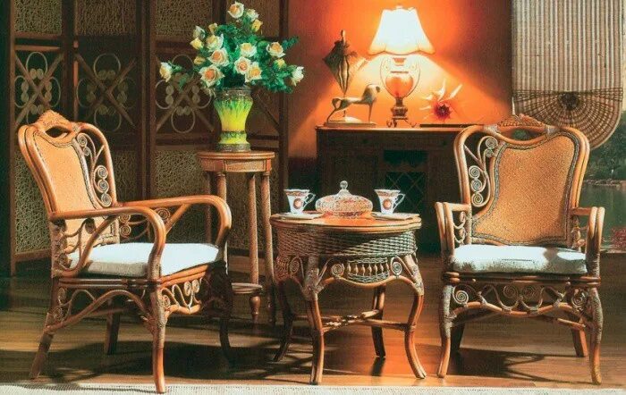 Кресла для чайных столиков. Комплект кофейный (стол, 2 кресла и диван), 210013a. Стол и два кресла. Мебель малайзии кресла и стулья из массива гевеи. Кресла классические для гостиных.