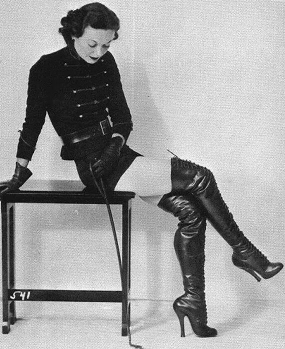 Domina madame catarina. Госпожа на немецком. Нацистская форма кожаная. Баронесса домина. Ильза стрикс доминатрикс.
