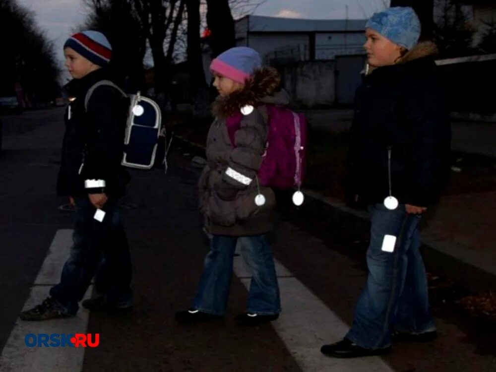 В россии готовится единая слежка за детьми. Светоотражатели на пешеходном переходе в Подмосковье. Человек без светоотражателя. Снег человек с светоотражателем.