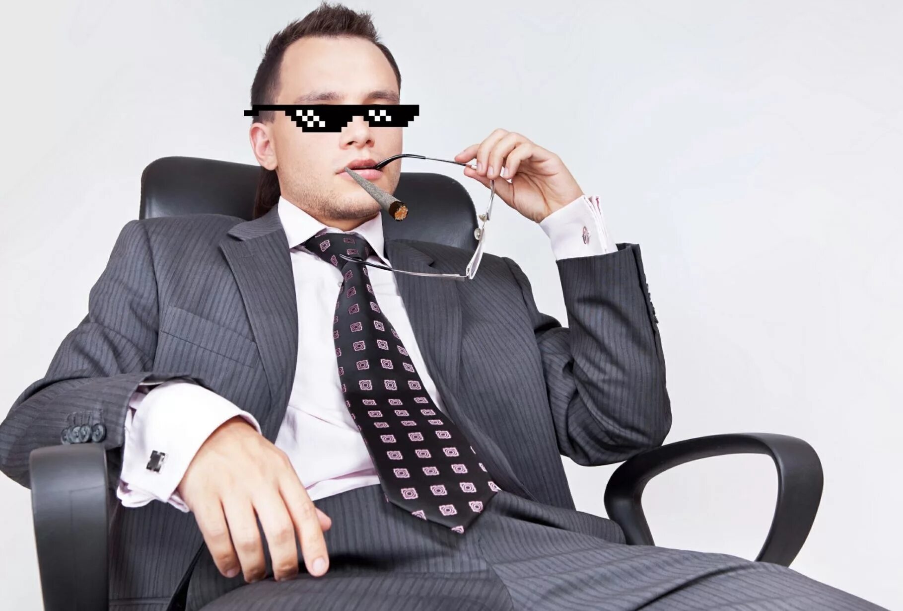 Сотрудники высшего звена. Менеджер среднего звена пример. Звенья менеджеров. Менеджеры среднего звена картинки. Менеджер среднего.