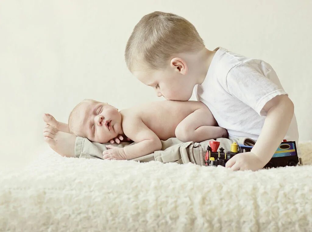 Baby brother. Брат и сестра малыши. Welcome home newborn. Ньюборн лайфстайл. Ребенок.