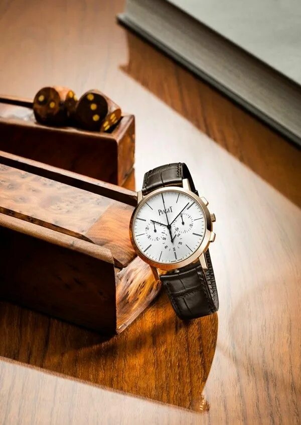Час джентльмена. Часы джентльмена. Мужские часы на столе подарок. Джентльмен с часами. Стильные часы бочка.