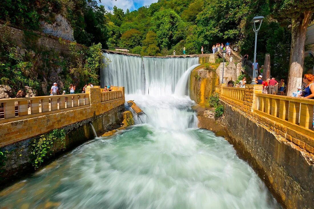 Новый афон находится. Новоафонский водопад. Водопад новый Афон Абхазия. Новоафонский водопад Абхазия новый. Рукотворный водопад новый Афон.