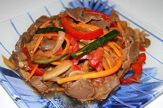 Куриные желудки хе. Куриные желудочки по-корейски. Хе из куриных желудков по корейски рецепт. Хе из куриного. Хе из куриных желудков.