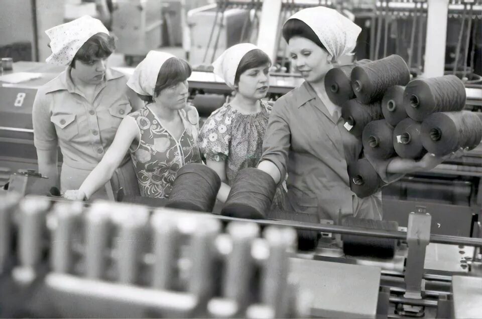 Богатырев михаил григорьевич художник. Работницы на ткацкой фабрике 19 век англия. Х б труд. Х б труд. Женщины на фабриках 19 века.