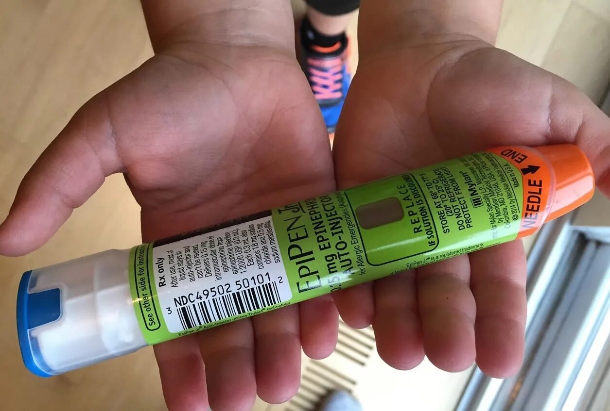 Эпи кю эпи бе. Эпипен (epipen). эпипен шприц ручка. эпипен производство. укол от аллергии эпипен.