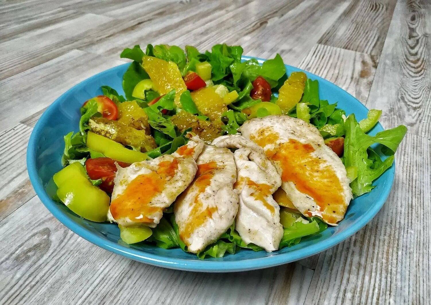 Рецепт салата с филе куры. Салат куриная грудка. курица с овощами. куриная грудка с овощами. куриное филе с салатом.