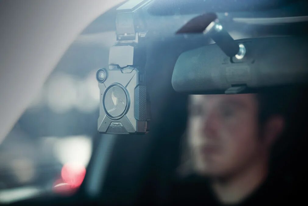 Axon bodycam 2. Video in car. Машина. Человек за рулем с телефоном. Wifi in car.
