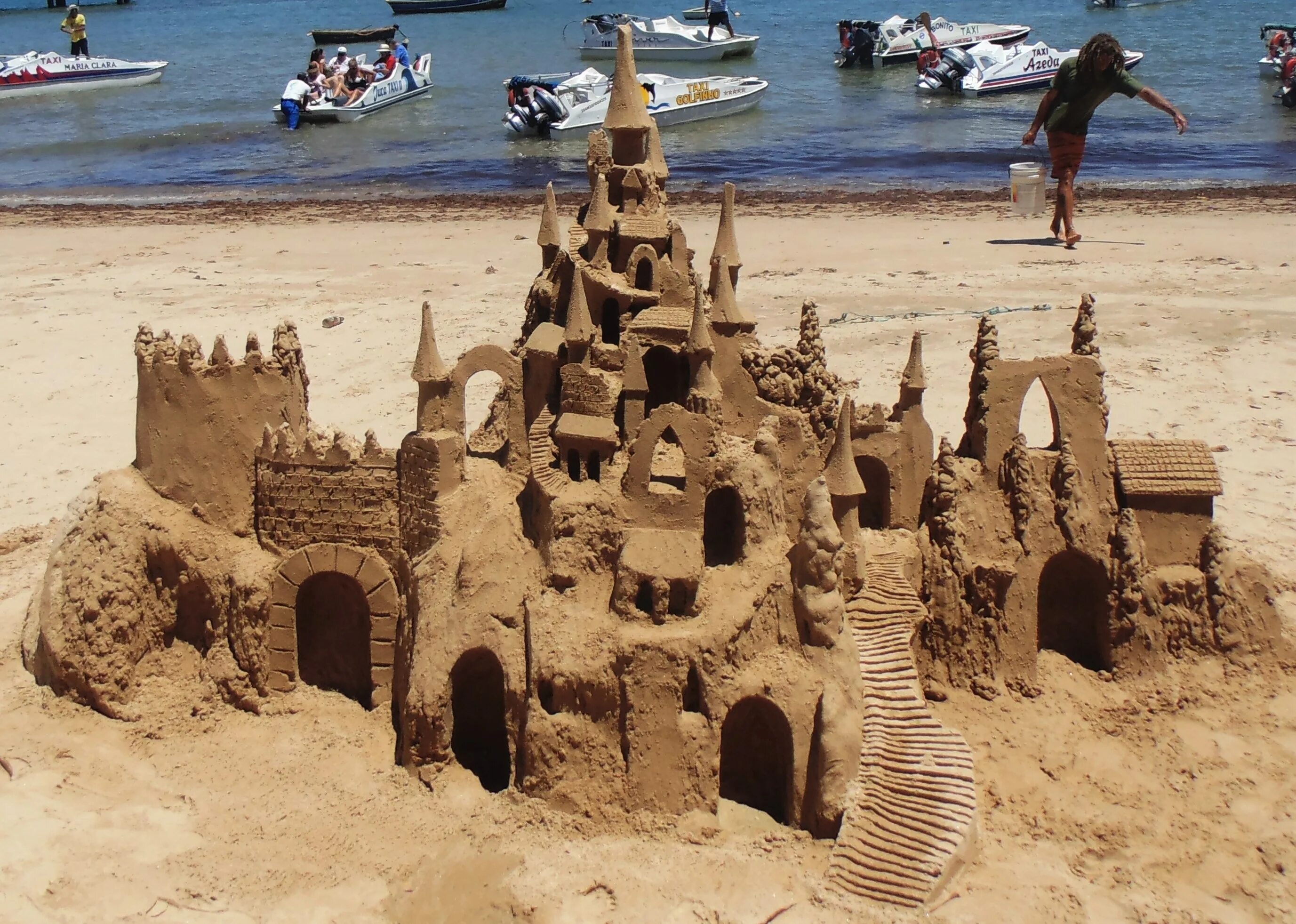 Замок из песка. Замок из песка на пляже. Строить песочный замок. Постройки из песка на пляже. Замок из песка дорама