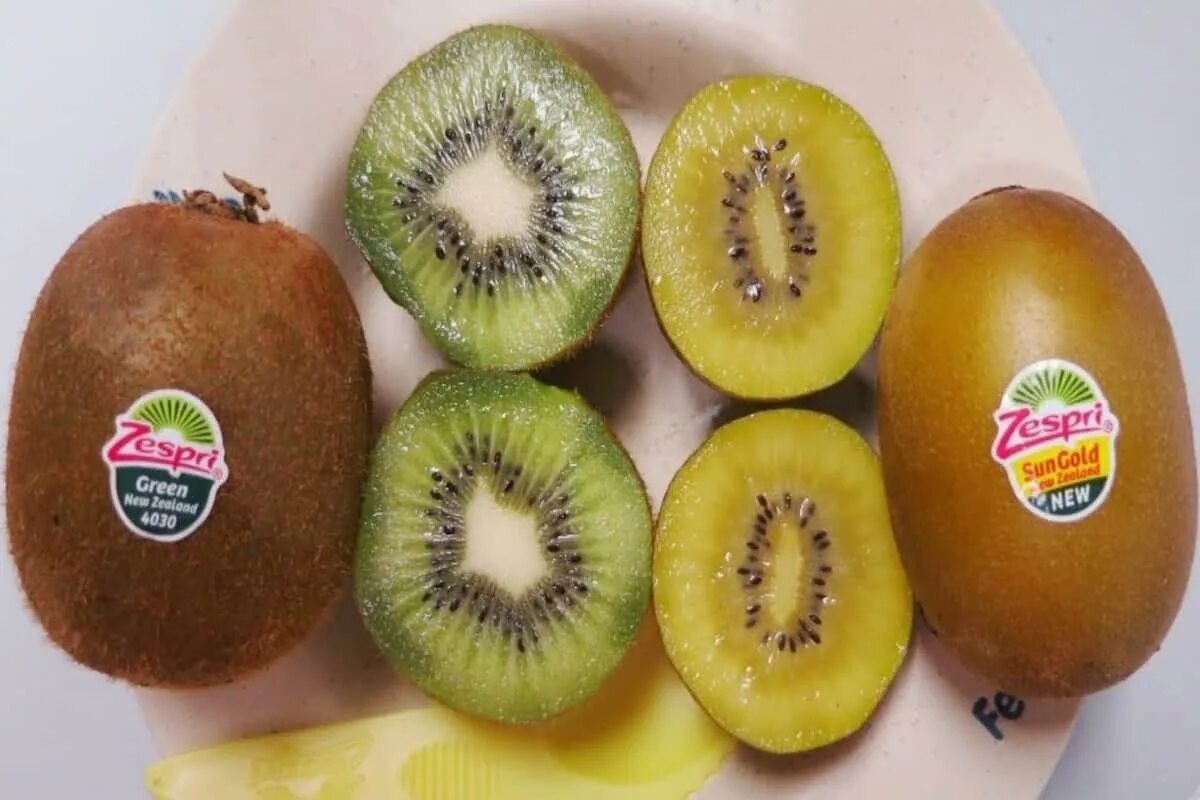 Киви какие лучше. Zespri киви. Киви Голд Zespri. Киви Голд в разрезе. Желтый киви.