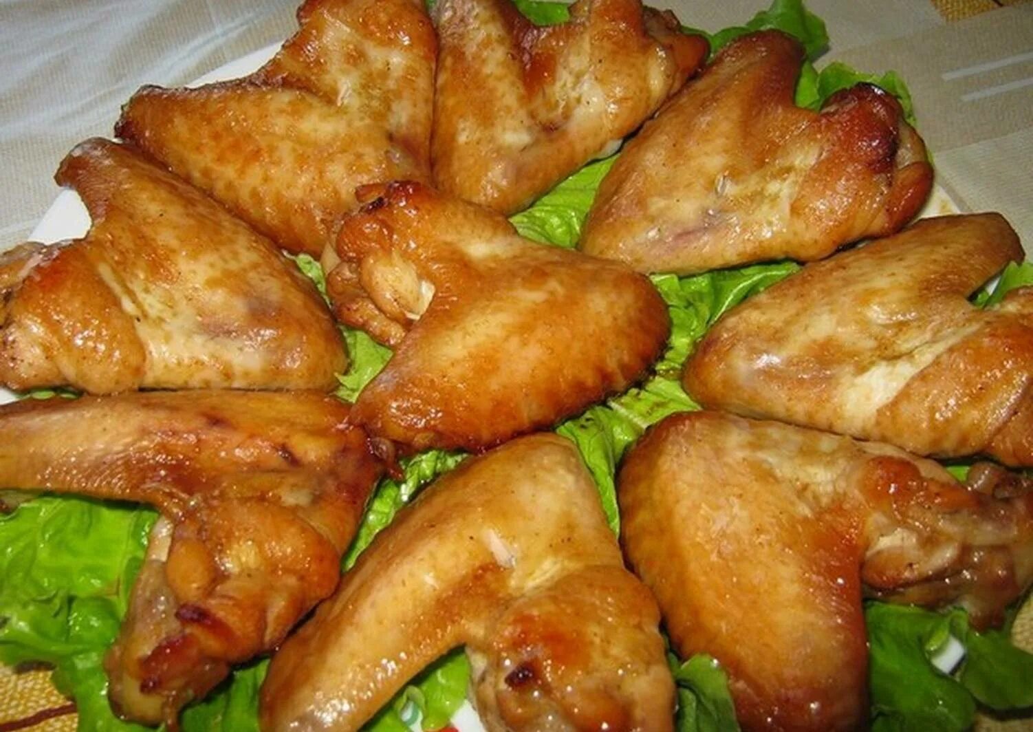 Вкусные куриные крылышки. Вкусные вторые блюда с куриными крылышками. Крылышки в кляре на сковороде. Крылышки в микроволновке. Крылья куриные.