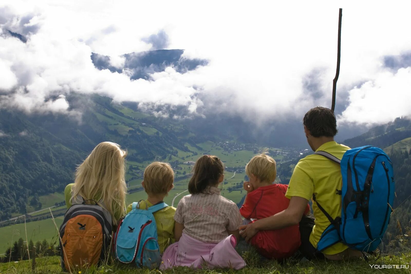 Экскурсия с ребенком 2 года. Семейный поход в горы. Путешествие с ребенком в горы. Туризм семья. Семейный поход на природу.