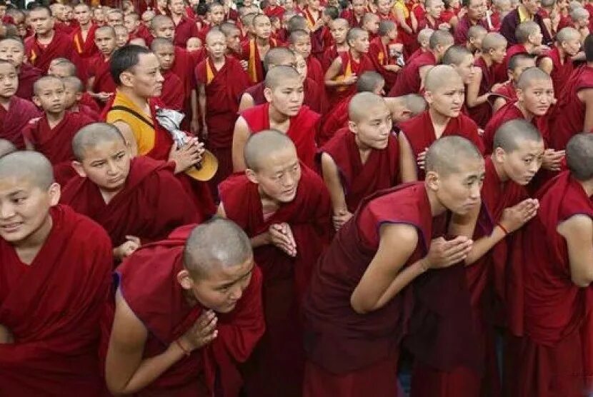 Буддийский монах. Тибетские монахи. Десять неблагих деяний в буддизме. Буддистское Приветствие. Тибетский хор слушать