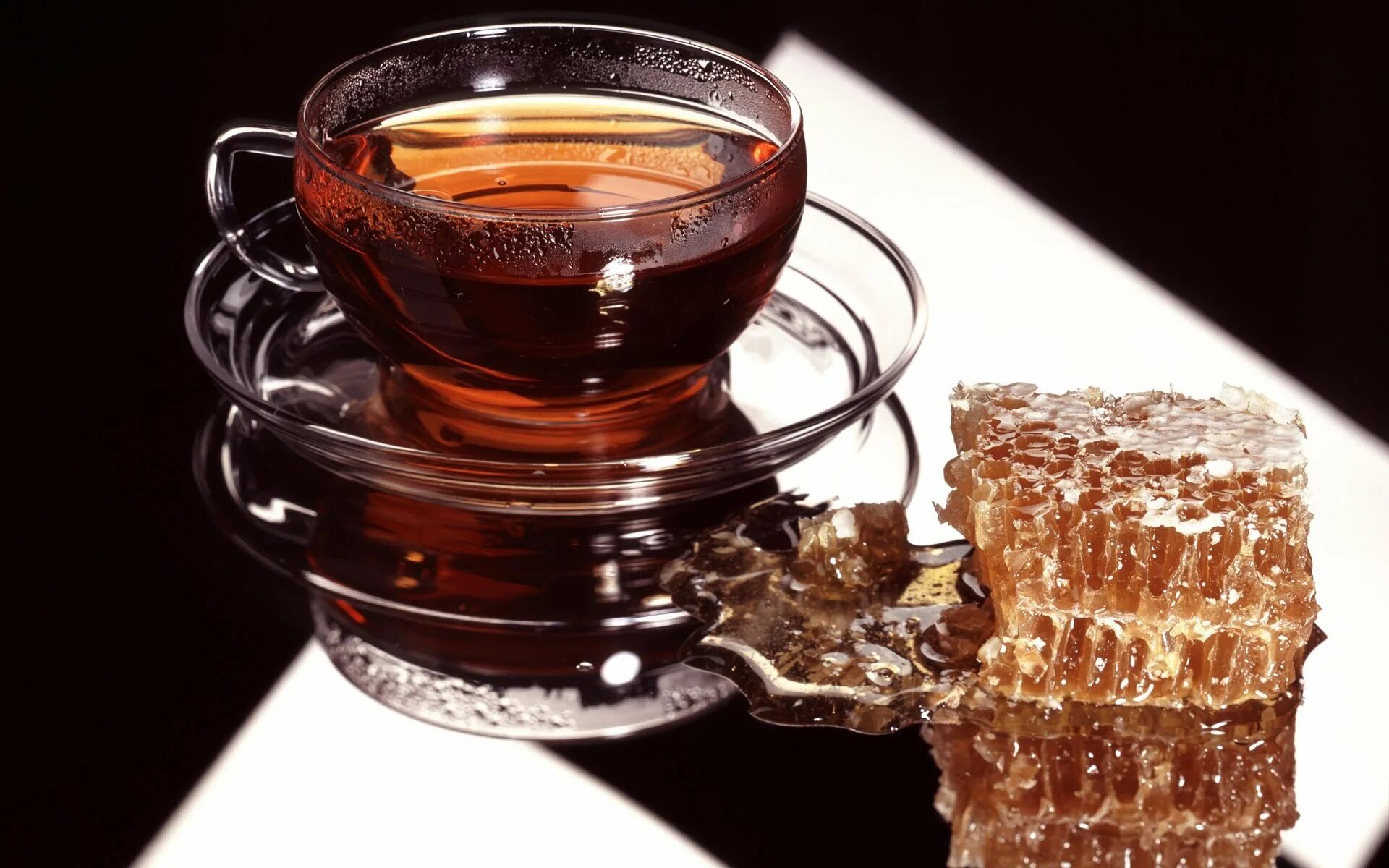 Чай с медом. Чашка чая. Чашка с чаем. Чаепитие с медом. Чай на столе фото