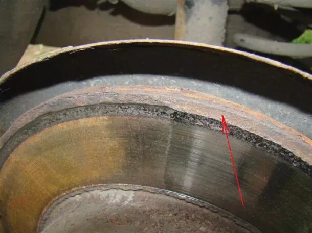 Заржавел тормозной диск. Почему ржавеют тормозные диски. Ржавые тормозные диски на колесах. Почему ржавеют тормозные диски. Изношенный тормозной диск.