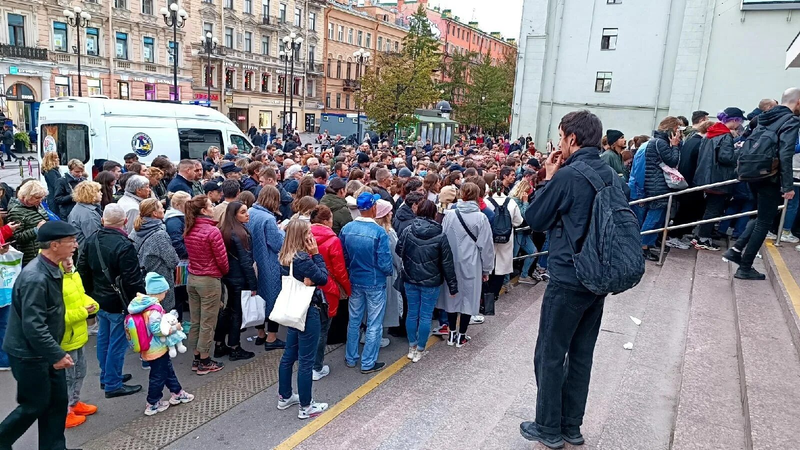 Новости про спб. Станция метро Василеостровская Санкт-Петербург. Очередь в метро Василеостровская. Жители Москвы. Скопление людей.