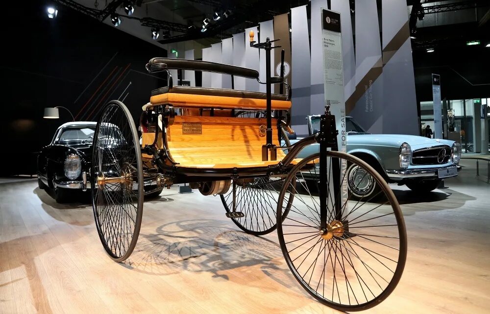 Скидка на первый автомобиль. Benz Patent-Motorwagen 1886. Автомобиль Benz Patent-Motorwagen. Первый Мерседес Бенц 1886.