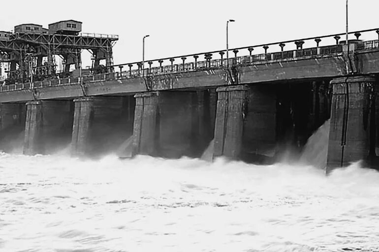 Плотина ГТС. Бетонная Водосливная плотина. Гидротехнические защитные сооружения. Перегораживаются плотинами реки.