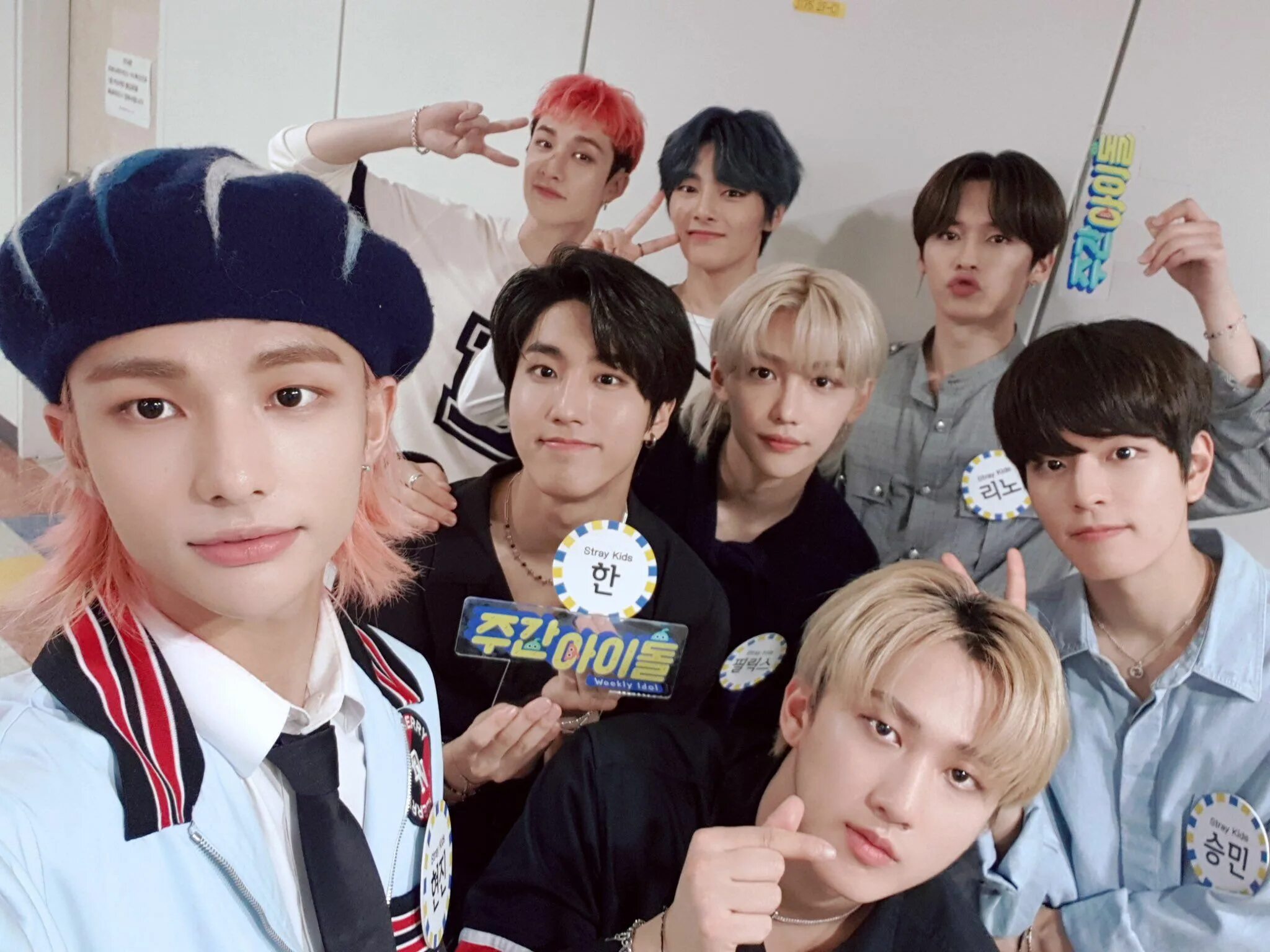 Телефоны участников stray kids. Группа stray kids. айдолы группы stray kids. айдолы из группы stray kids. еженедельный айдол stray kids.